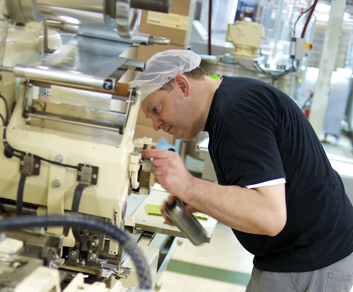 Des carrés de chocolat Café-tasse posés sur des noix de pécans